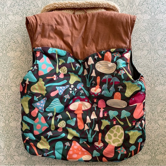 Big Fungus Mushroom Reversible Vest Sherpa Collar Forest Green & Tan - Picture 6 of 6